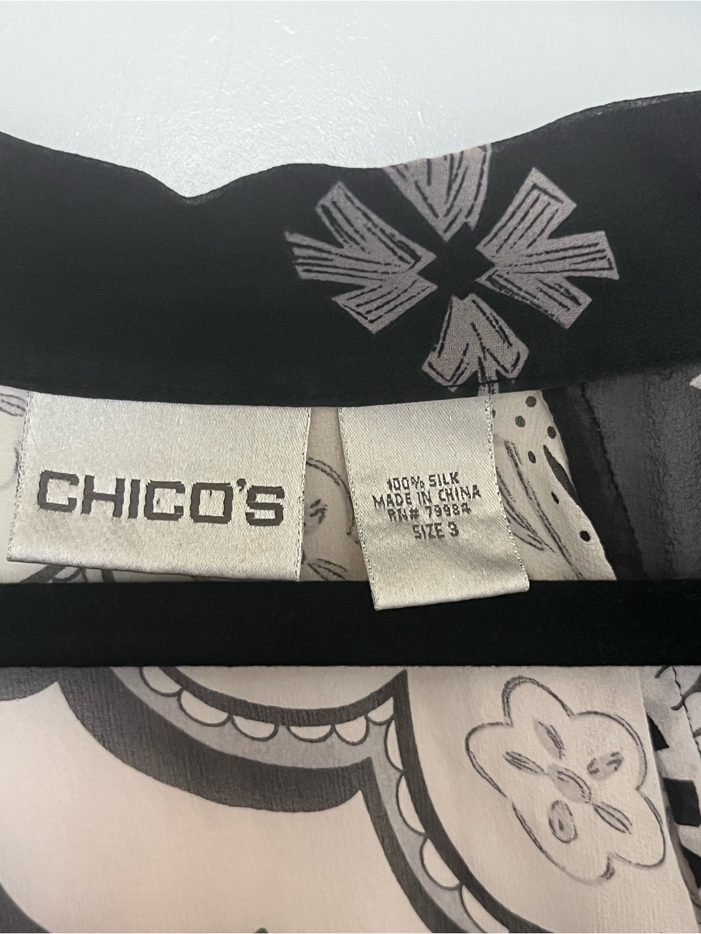 Chico's Black and White Paisley Sheer Silk V-Neck Blouse 14/16 - Picture 2 of 8